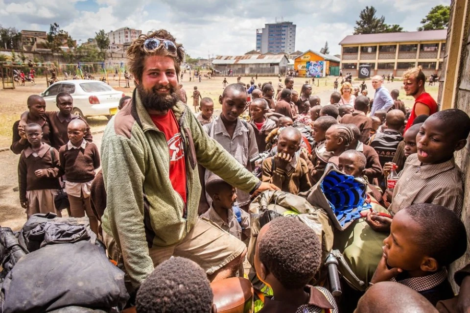 Voyage en Afrique sur des mobylettes Pionýr