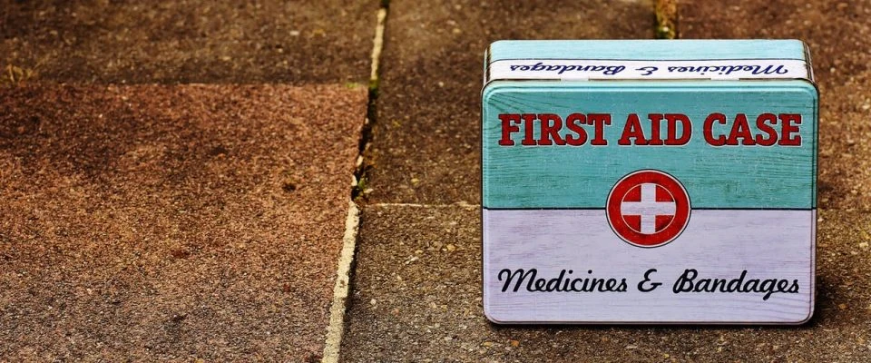 La trousse de premiers secours est utile, pas seulement en voyage
