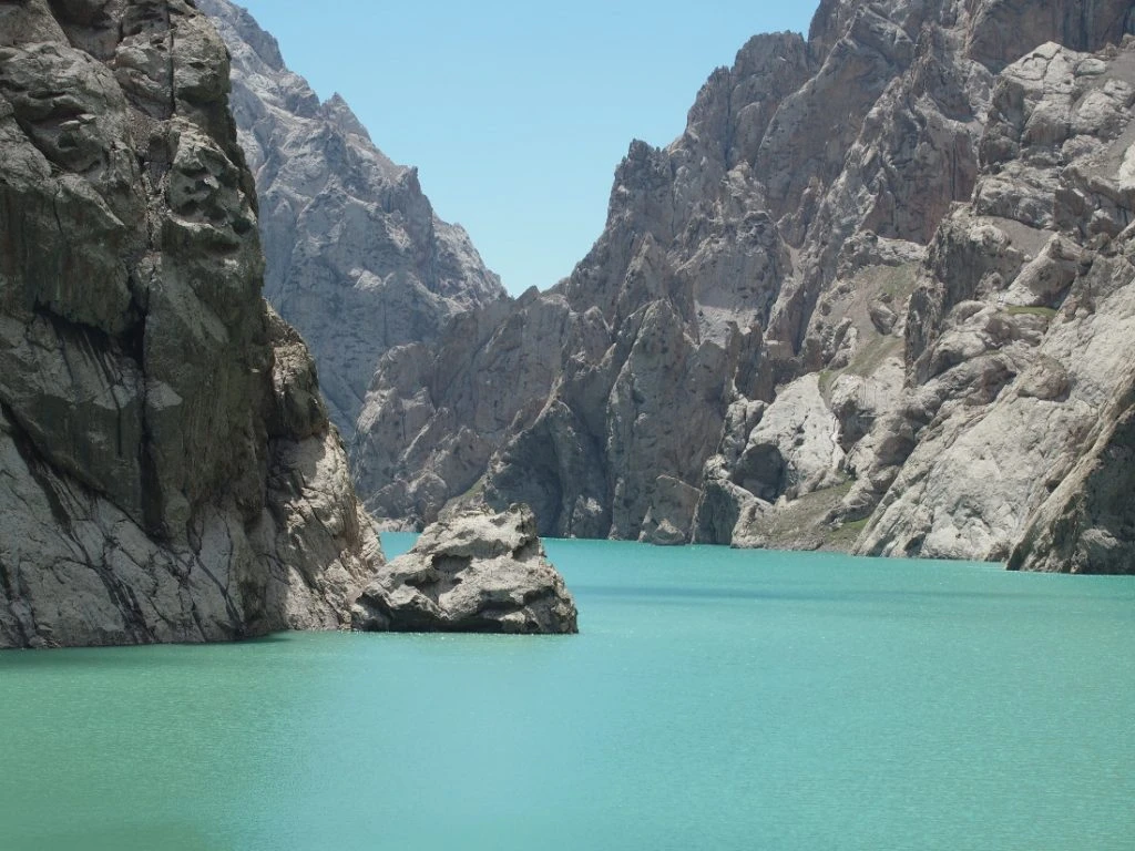 Kirghizistan - lac de montagne Kel-Suu