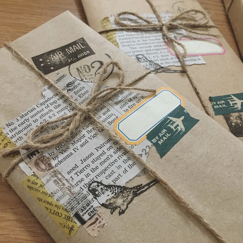 Emballage de cadeaux dans du papier journal