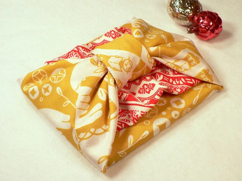 Emballage de cadeaux dans du tissu