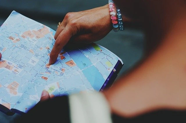 Carte papier dans le sac à dos