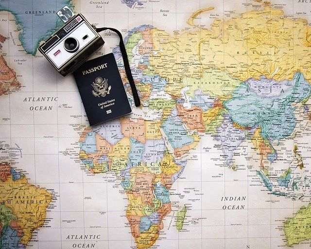 passeport et appareil photo sur une carte