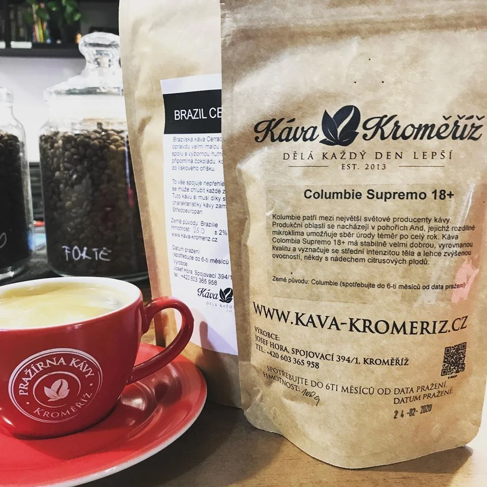 café avec mousse et paquet de café de la brûlerie familiale Káva Kroměříž