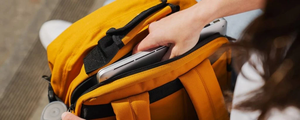 sac à dos cabine jaune Cabinzero avec compartiment pour ordinateur portable