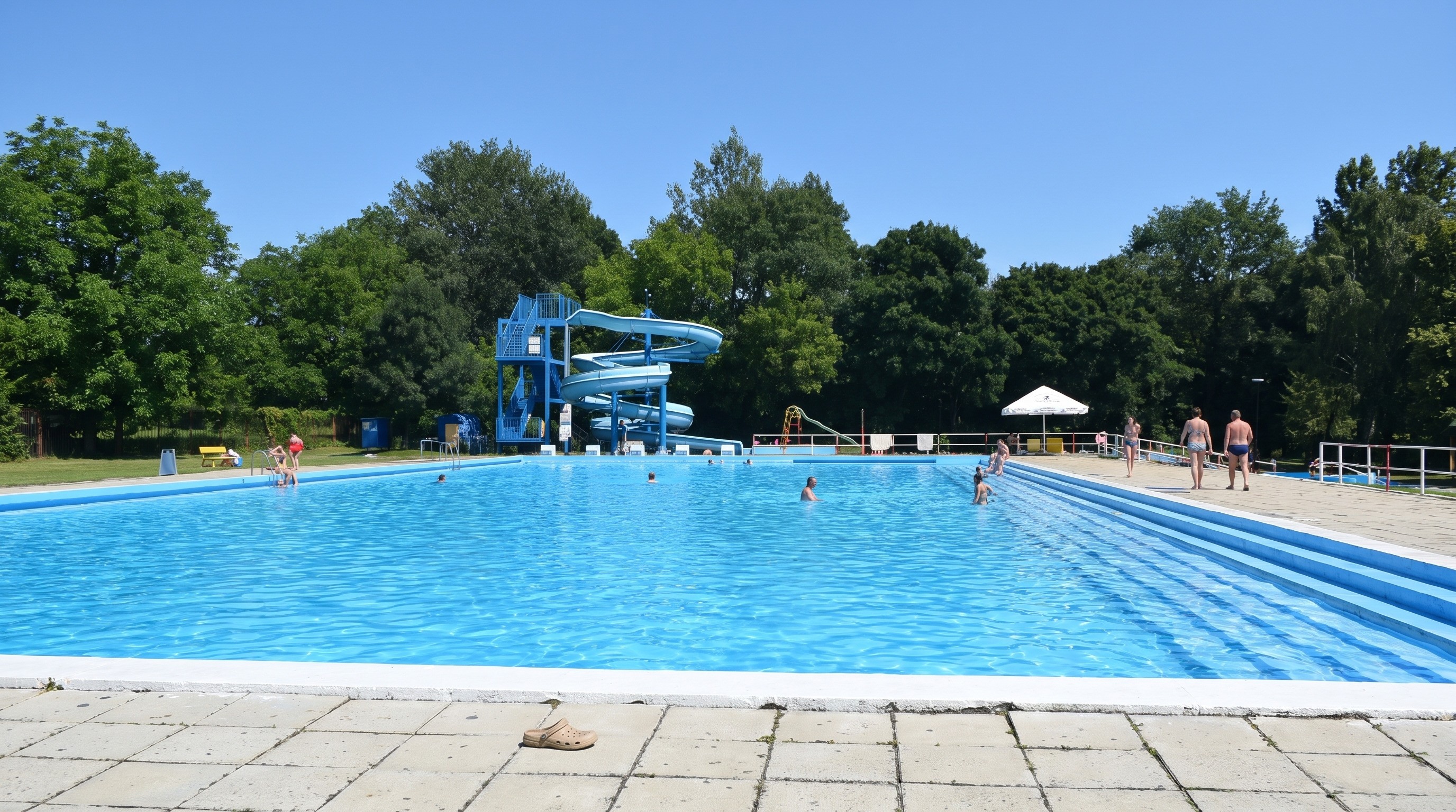 Piscine avec toboggan au Camp Strážnice