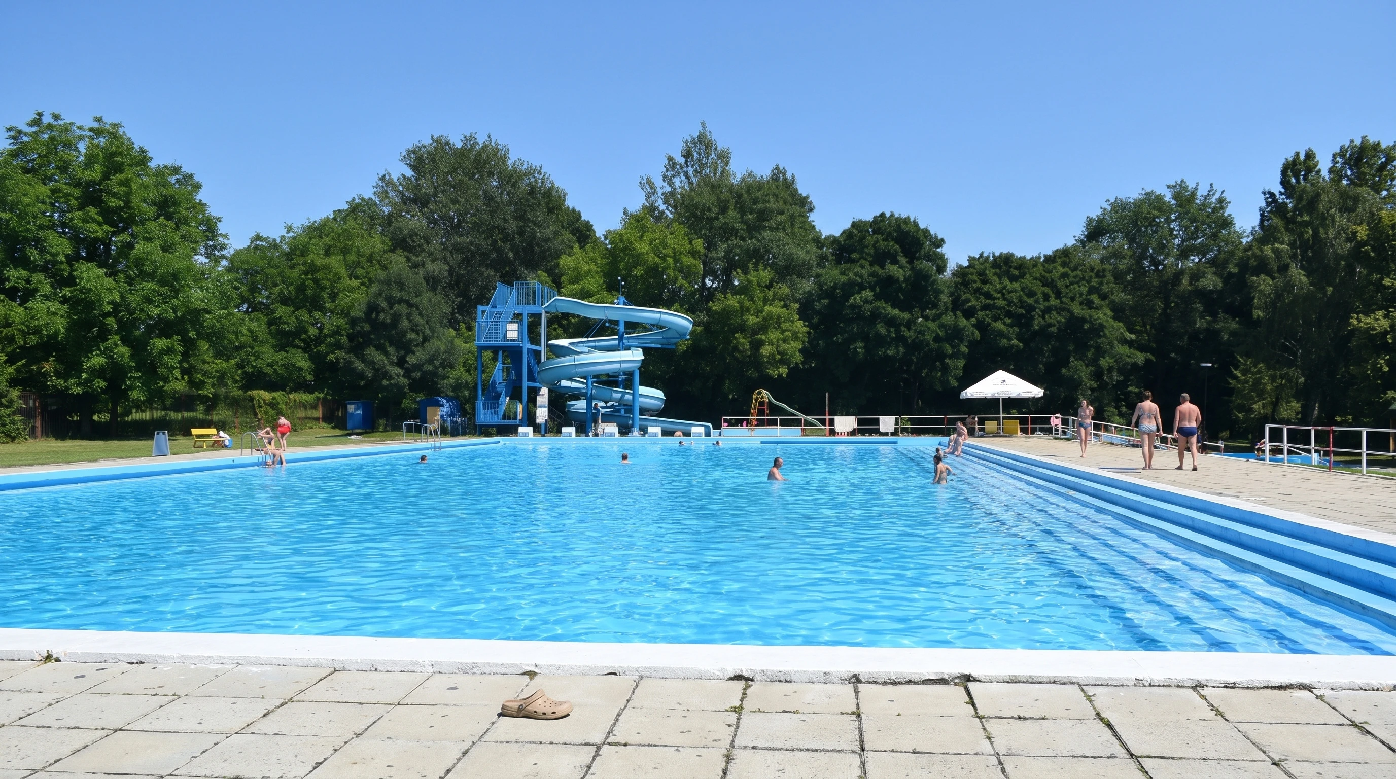 Piscine avec toboggan au Camp Strážnice